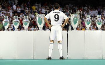 Cristiano Ronaldo llegó al Real Madrid y no pudo llevar el número que siempre había llevado: el '7'. Hasta que este quedó libre lució el nueve en la espalda.