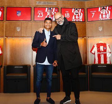 Reinildo, junto a Manuel Tomás, su agente, en el vestuario del Wanda Metropolitano.