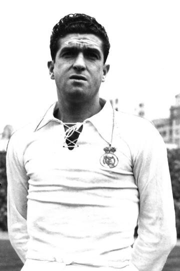 Jugó en la Real Sociedad en la temporada 43/44 y desde 1945 a 1948 con el Real Madrid