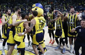 Los jugadores del Fenerbahçe celebran el triunfo con la mascota del equipo.
