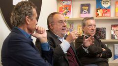 Alfredo Relaño, durante la presentación de su libro 'El último minuto. Días de gloria del Real Madrid', flanqueado por Jorge Valdano e Iñaki Gabilondo.