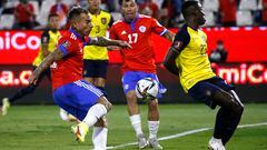 El jugador de la seleccion chilena, Eduardo Vargas, disputa el balón con Moisés Caicedo de Ecuador, durante el partido clasificatorio al Mundial de Catar 2022.