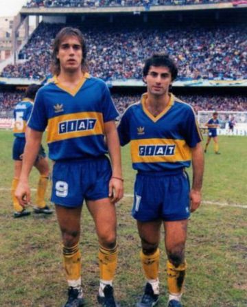 Gabriel Batistuta enfrentó a Colo Colo en semifinales de 1991. En la foto, en medio de la polémica junto a Oscar Tabárez.