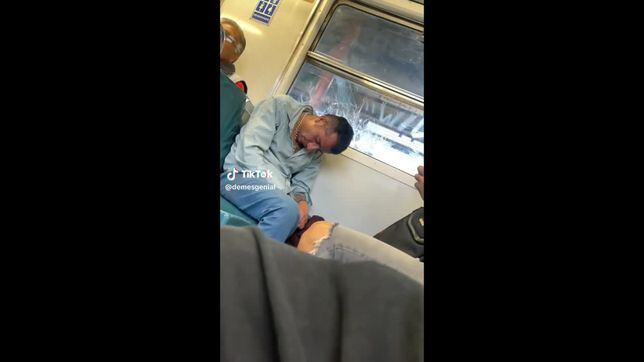 Video: Hombre se duerme en el metro de CDMX y se viraliza el momento de su caída