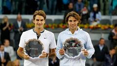 Roger Federer y Rafa Nadal posan con los trofeos de subcampeón y campeón del Mutua Madrid Open 2010.