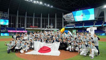 MIAMI, FLORIDA - MARCH 21: Team Japan poses for a photo after defeating Team USA 3-2 during the World Baseball Classic Championship at loanDepot park on March 21, 2023 in Miami, Florida.   Eric Espada/Getty Images/AFP (Photo by Eric Espada / GETTY IMAGES NORTH AMERICA / Getty Images via AFP)