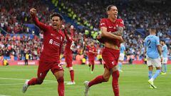 Darwin Nunez of Liverpool celebrates scoring their side's third goal with teammate Fabio Carvalho during The FA Community Shield between Manchester City and Liverpool FC at The King Power Stadium on July 30, 2022 in Leicester, England.