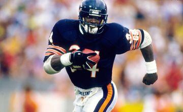 Guió a los Chicago Bears a ganar el Super Bowl XX. La NFL le recuerda con el Premio Walter Payton en favor de la donación de órganos.