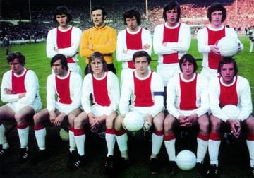 Johan Cruyff fue el impulsor de los éxitos del Ajax de mediados de los años 60 hasta inicios de los años 70. El Ajax se convirtió en el claro dominador del fútbol del viejo continente, consiguiendo 6 Ligas y 4 Copas, 3 Copas de Europa, 1 Copa Intercontinental y 1 Supercopa de Europa.