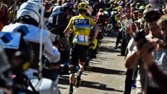 Chris Froome corre a pie por las rampas del Mont Ventoux despu&eacute;s de que se le rompiera la bicicleta tras chocar con una moto junto a Richie Porte y Bauke Mollema.