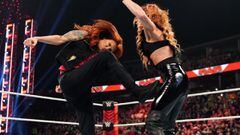 Lita ataca a Becky Lynch en Raw.
