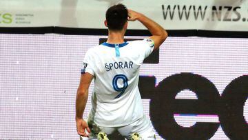 Andraz Sporar celebra uno de los goles de Eslovenia a Polonia.