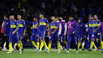 Argentina's Boca Juniors players leave at the end of the Copa Libertadores group stage football match after a 1-1 draw with Brazil's Corinthians, at La Bombonera stadium in Buenos Aires, on May 17, 2022. (Photo by ALEJANDRO PAGNI / AFP)