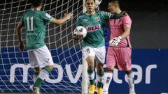 Felipe Mora festeja un gol frente a Palestino, en La Florida.