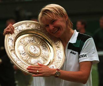 Jana Novotna con el título en Wimbledon.