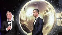 Ronaldo con el Bal&oacute;n de Oro. 