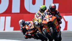 Red Bull KTM Ajo's Spanish rider Pedro Acosta (R) competes during the Moto2 Dutch Grand Prix at the TT circuit of Assen, on June 25, 2023. (Photo by John THYS / AFP)