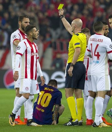 The referee, Anthony Taylor, shows a yellow card to Pagniotis Tachtsidis.