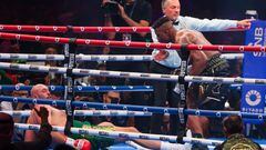 El boxeador británicoTyson Fury cae a la lona durante su partido ante Francis Ngannou en su combate en Arabia Saudí.