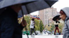 Varias personas se protegen de la lluvia con paraguas, a 2 de noviembre de 2023, en Madrid (España). La Agencia Estatal de Meteorología (AEMET) ha activado la alerta roja en Madrid por fuertes vientos provocados por la borrasca Ciarán. En la mañana de hoy, el 112 de la Comunidad de Madrid ha gestionado más de 350 expedientes por lluvia en toda la región, y los Bomberos de la Comunidad de Madrid han realizado más de 100 intervenciones. El Ayuntamiento de Madrid ha cerrado El Retiro y otros ocho parques de la ciudad ante el peligro que supone el riesgo de caída de ramas e incluso árboles. El viento de la borrasca Ciarán ha derrumbado árboles, algunos cayendo sobre coches, ha causado retrasos en la red de Cercanías por el derrumbe de un árbol sobre una catenaria y ha provocado la cancelación de 18 vuelos en los aeropuertos de Madrid, Bilbao, Asturias, Vigo y A Coruña.
02 NOVIEMBRE 2023;BORRASCA;TEMPORAL;LLUVIAS;VIENTO;ROJA;ALERTA;112;EMERGENCIAS;AEMET;BOMBEROS
Carlos Luján / Europa Press
02/11/2023