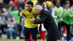 Abel Aguilar recibe instrucciones de Jos&eacute; P&eacute;kerman en el partido Colombia vs. Francia.