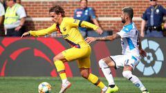 ANN ARBOR, MICHIGAN - AUGUST 10:  Antoine Griezmann #17 of FC Barcelona is pursued by Elseid Hysaj #23 of SSC Napoli during the 2019 International Champions Cup match at Michigan Stadium on August 10, 2019 in Ann Arbor, Michigan. (Photo by Gregory Shamus/