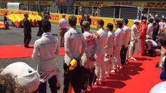 Los pilotos de F1 formando ante el himno espa&ntilde;ol en Barcelona.