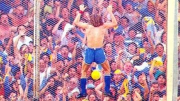 El uruguayo es uno de los ídolos de la hinchada por su garra y sus goles. El festejo subiéndose al alambrado y gritando junto a los hinchas es historia del club. La Bombonera te da algo que no te da otro estadio y son imágenes como estas.
