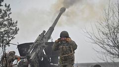 Ukrainian service members fire a shell from a howitzer at a front line, as Russia's attack on Ukraine continues, in Zaporizhzhia Region, Ukraine December 16, 2022.  REUTERS/Stringer     TPX IMAGES OF THE DAY