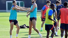 Lewandowski y Piqué bromean durante un ejercicio en el entrenamiento de ayer del Barcelona.