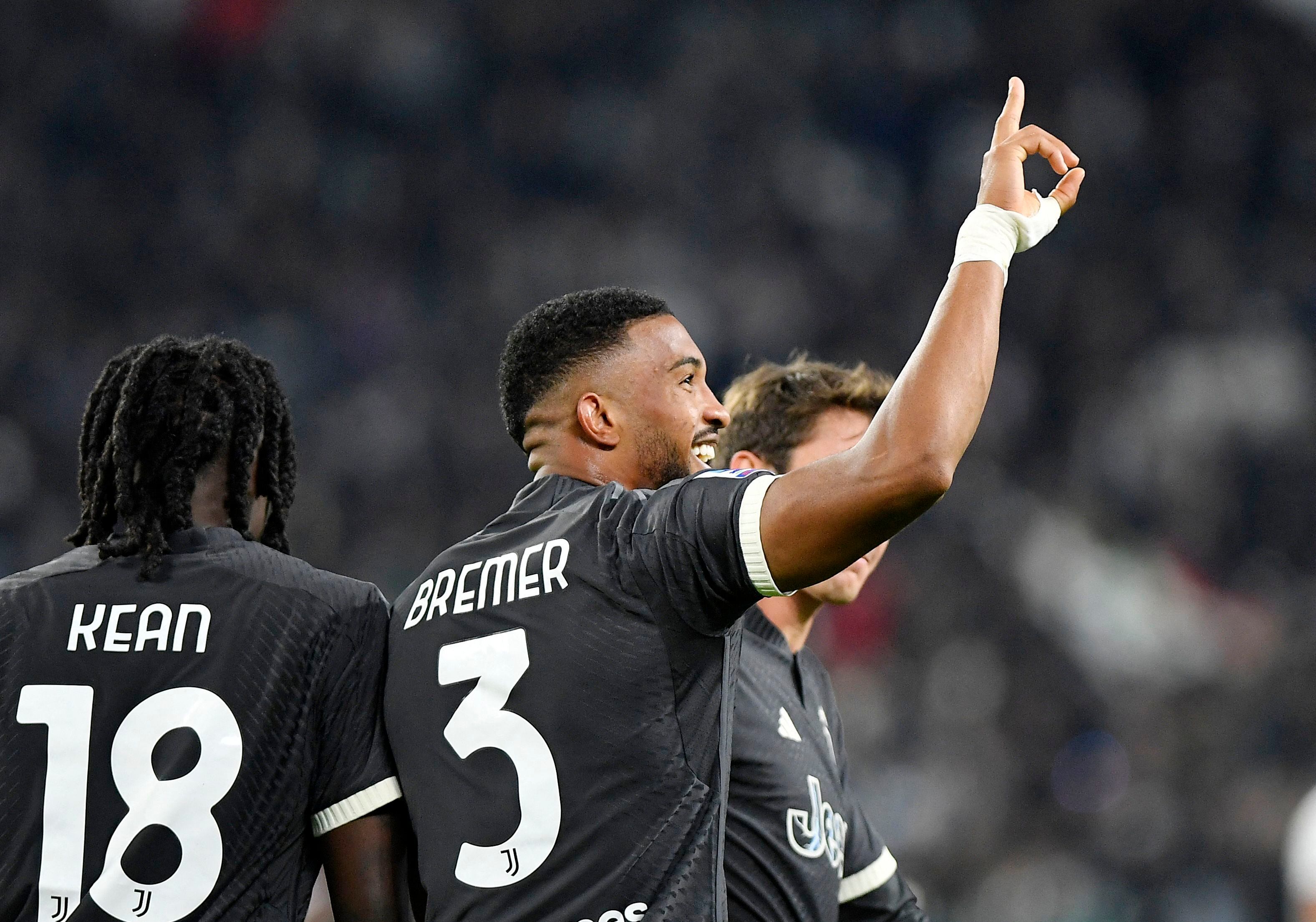 Soccer Football - Serie A - Juventus v Cagliari - Allianz Stadium, Turin, Italy - November 11, 2023 Juventus' Bremer celebrates scoring their first goal with teammates REUTERS/Massimo Pinca