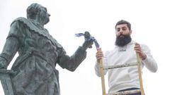 Villalibre le pone el pa&ntilde;uelo a la estatua Don Tello de Gernika.