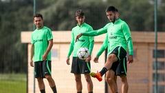 Alcochete (Portugal), 03/10/2022.- Sporting's players Pedro Goncalves (L), Jose Marsa (C) and Goncalo Inacio (R) during during their team's training session at the Alcochete training ground on the outskirts of Lisbon, Portugal, 03 October 2022. Sporting will face Olympique de Marseille in a UEFA Champions League group D match on 04 October. (Liga de Campeones, Lisboa, Marsella) EFE/EPA/RUI MINDERICO
