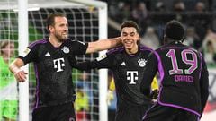 Musiala, Kane y Davies celebran el primer gol del Bayern en Wolfsburgo.