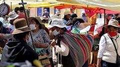 Residents attend a street market in Puno, Peru, near the border with Bolivia, on May 1, 2020, despite the regulation to avoid crowded events to prevent the spread of the new coronavirus. - The government has identified markets as major hotspots of the COV