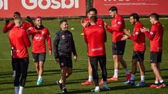 Míchel, en el último entrenamiento del Girona, equipo que puede hoy ponerse líder.