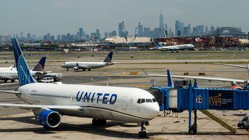 FILE PHOTO: The One World trace Center and the New York skyline are seen while United Airlines planes use the tarmac at Newark Liberty International Airport in Newark, New Jersey, U.S., May 12, 2023. REUTERS/Eduardo Munoz/File Photo/File Photo