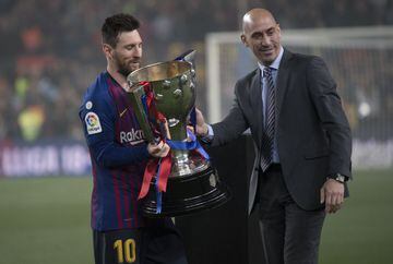 Leo Messi recieves the Liga trophy from Luis Rubiales.