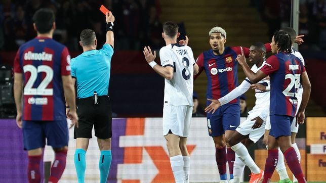 Why was Araujo sent off for Barcelona against PSG?