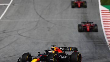 Max Verstappen, al frente de la carrera al esprint del GP de Austria de F1, seguido de los Ferrari de Charles Leclerc y Carlos Sainz