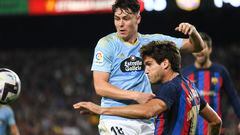Jørgen Strand Larsen y Marcos Alonso pugnan por el balón durante el partido entre el Barcelona y el Celta en el Camp Nou.