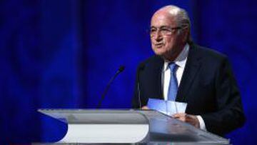 Blatter renunci&oacute; al COI y en febrero de 2016 dejar&aacute; la presidencia de la FIFA.