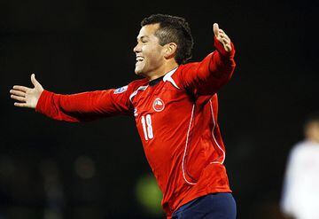 En su único partido en la Roja, con apenas 31 minutos en cancha, anotó un gol en un amistoso ante Paraguay en 2009.