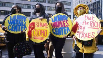 New York (United States), 24/11/2020.- People gather for a protest in front of the offices of New York Governor Andrew Cuomo calling on him to help provide financial relief to members of the immigrant worker community in New York, New York, USA, 24 Novemb