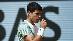 Carlos Alcaraz fue eliminado de Roland Garros y sufrió por una lesión.
