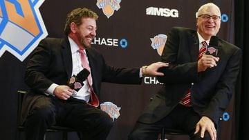 Otros tiempos. James Dolan bromea con Phil Jackson durante su presentaci&oacute;n como presidente de los Knicks el 18 de marzo de 2014.