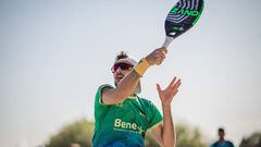 El tenista español Antomi Ramos devuelve una bola durante las Sand Series de Parnu, uno de los torneos Grand Slam de Tenis Playa.
