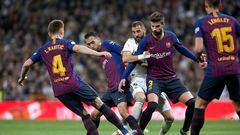 Acción de un duelo entre Real Madrid y Barcelona