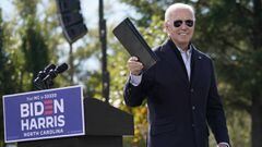 El exvicepresidente Joe Biden, candidato presidencial dem&oacute;crata, se levanta del podio despu&eacute;s de hablar durante un evento de campa&ntilde;a en Riverside High School en Durham, N.C., el domingo 18 de octubre de 2020. 