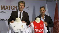 Van der Sar posa con De Boer hoy en Madrid.
